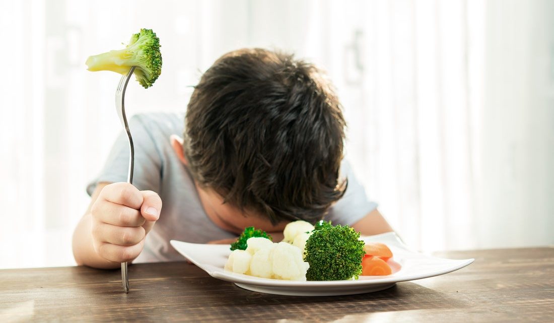 Малоежки и обжоры: решаем 3 самые распространенные проблемы с едой у ребенка