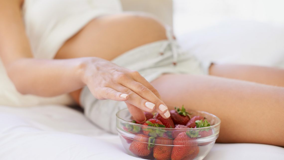 Клубника и другие аллергены при беременности: как они влияют на плод