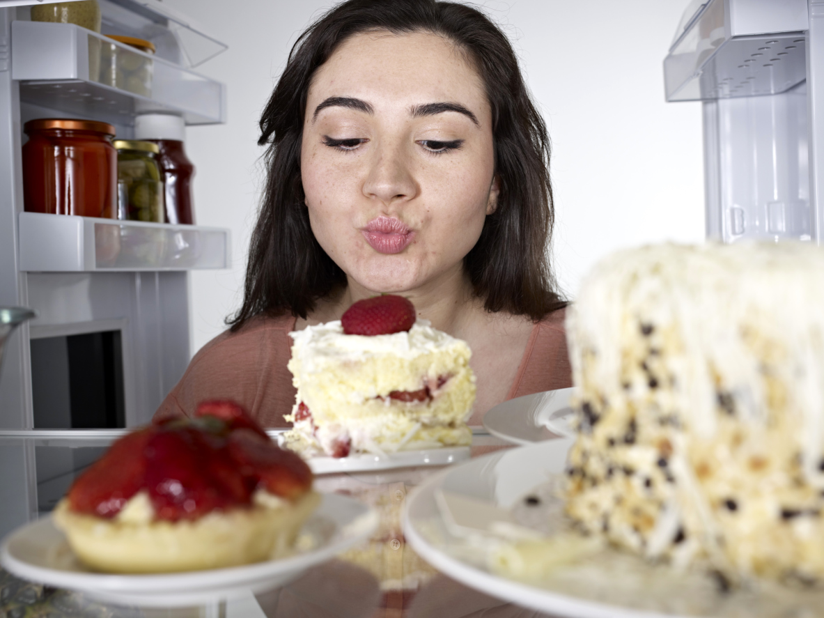 Фото №1 - Почему после еды всегда хочется сладкого — причина вас удивит