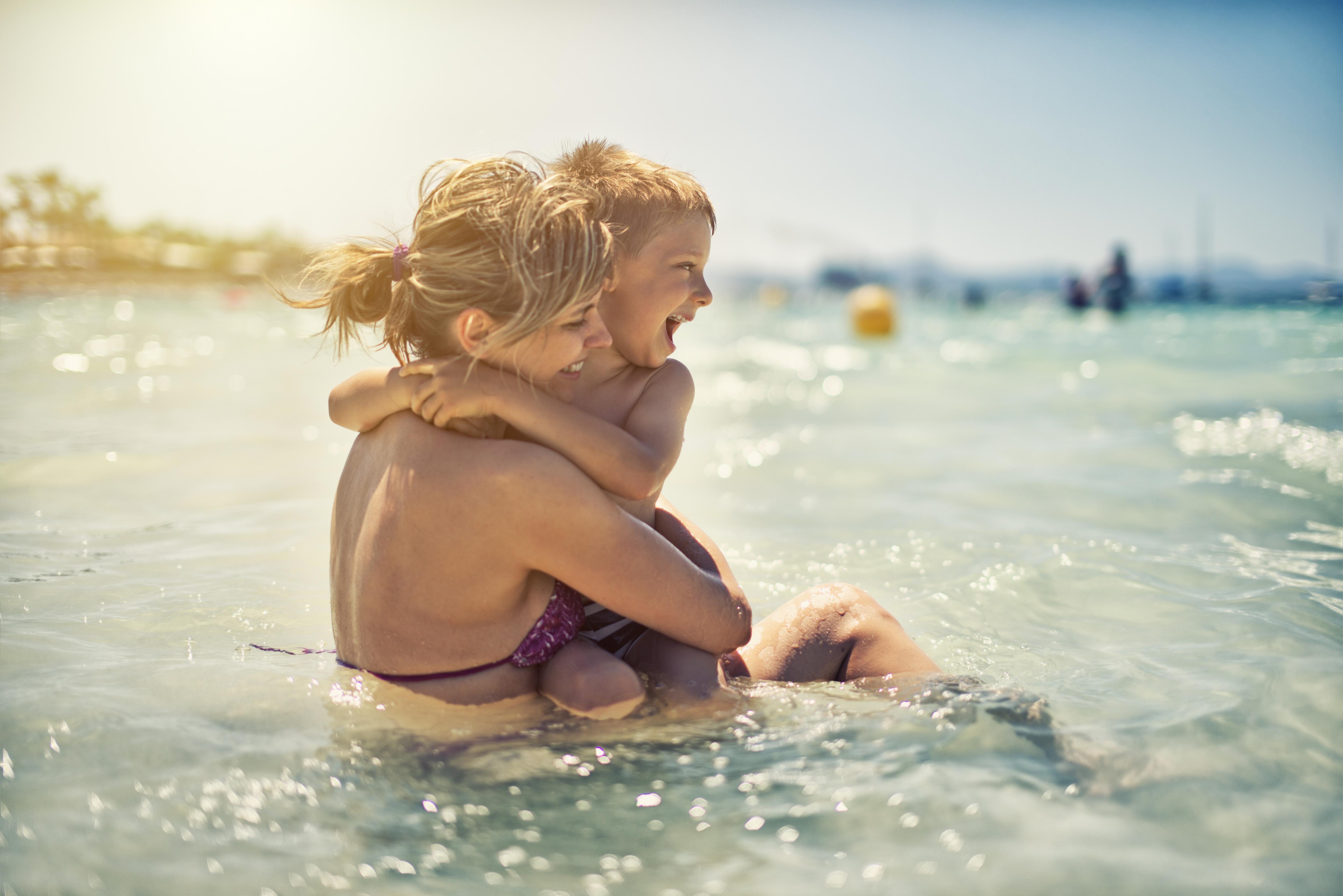 Фото №1 - Море как лекарство: почему для детского здоровья так важен мамин отпуск