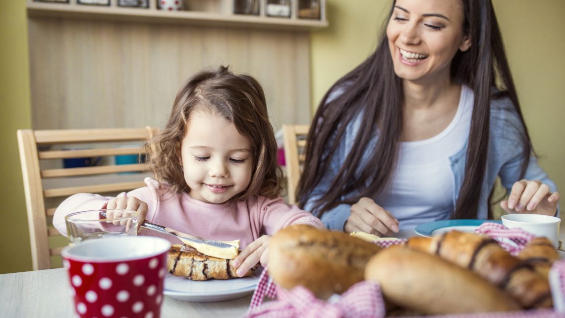 «Хлеб с маслом — это ужас»: педиатр Продеус объяснил, чем нельзя кормить детей