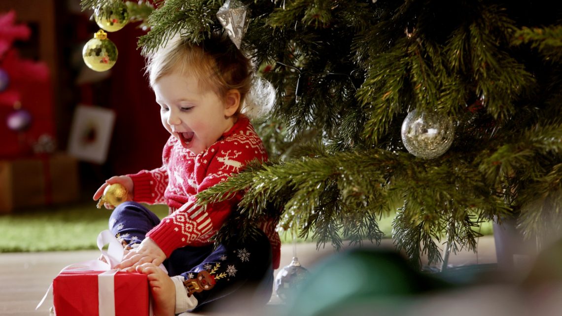 Как научить малыша ценить подарки и радоваться им?