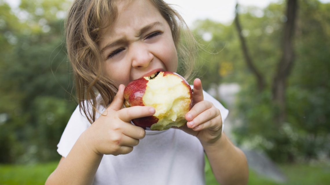 Яблоки и еще 6 фруктов, которые нельзя есть с зернышками