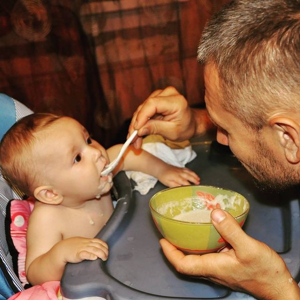 Что будет, если доверить папе покормить малыша: 25 фото и видео