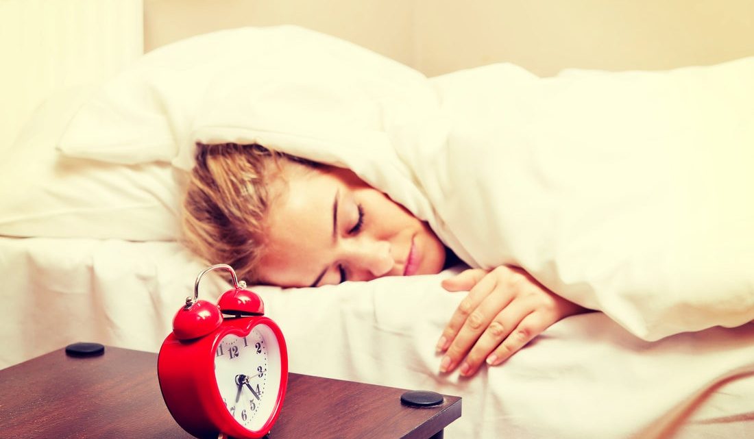 В какое время лучше ложиться спать — объясняет врач-сомнолог