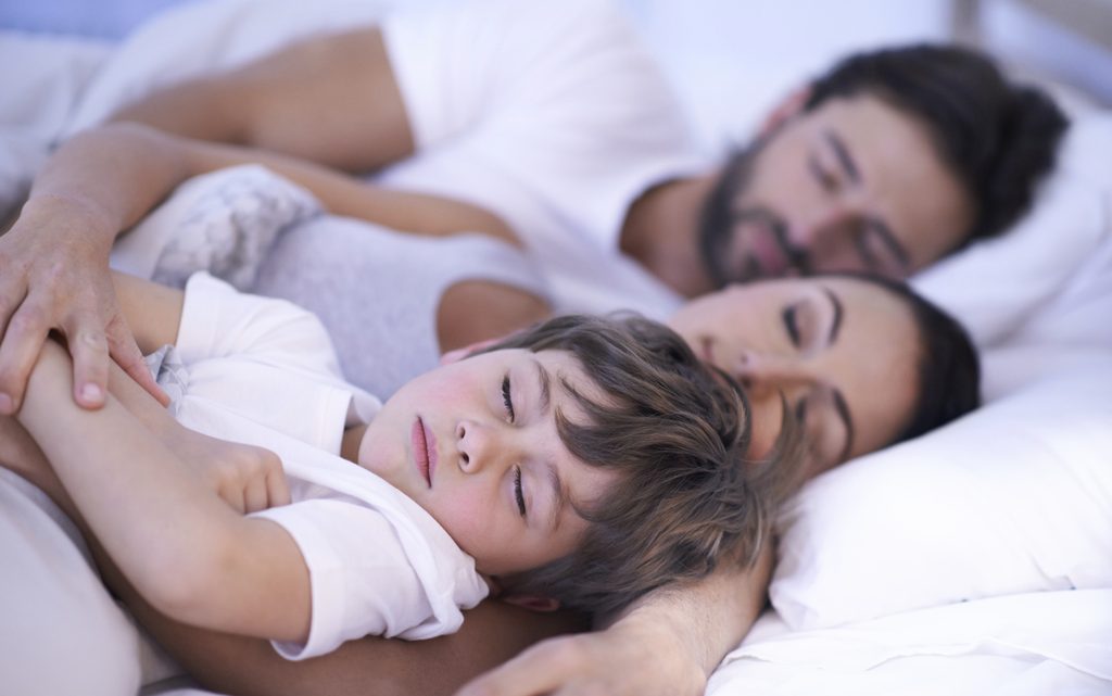 «5-летняя дочка не хочет спать отдельно от нас с мужем — когда надо отучать?»