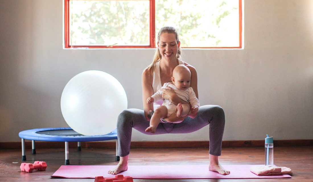 Похудеть после родов: 12 упражнений с малышом в руках