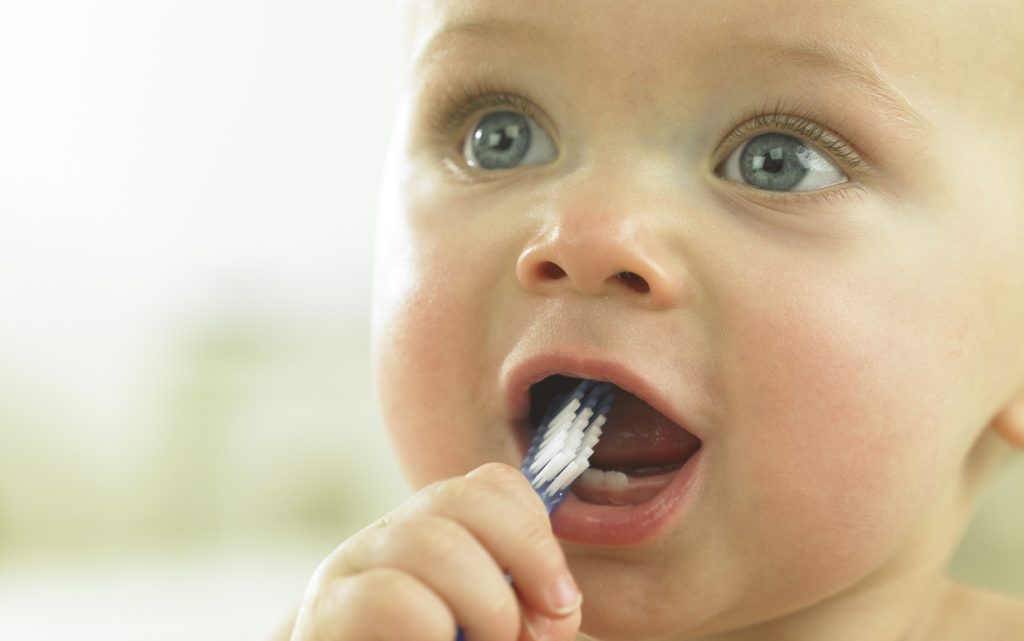 У ребенка в год нет ни одного зуба: что делать?