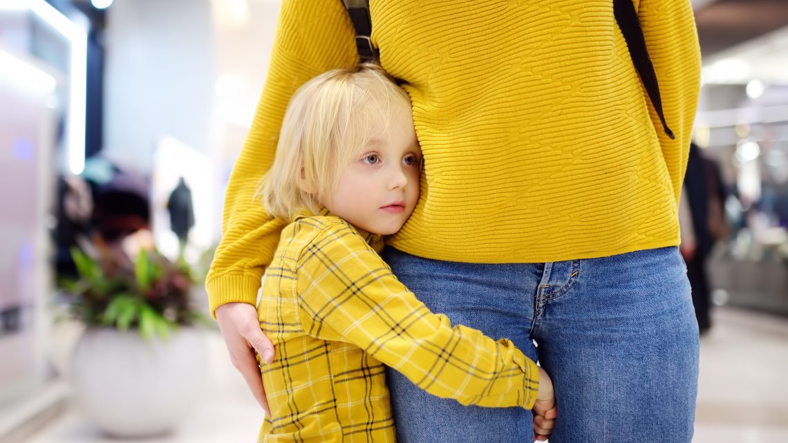 Мамин хвостик: 5 признаков, что ребенок к вам слишком привязан, и чем это плохо