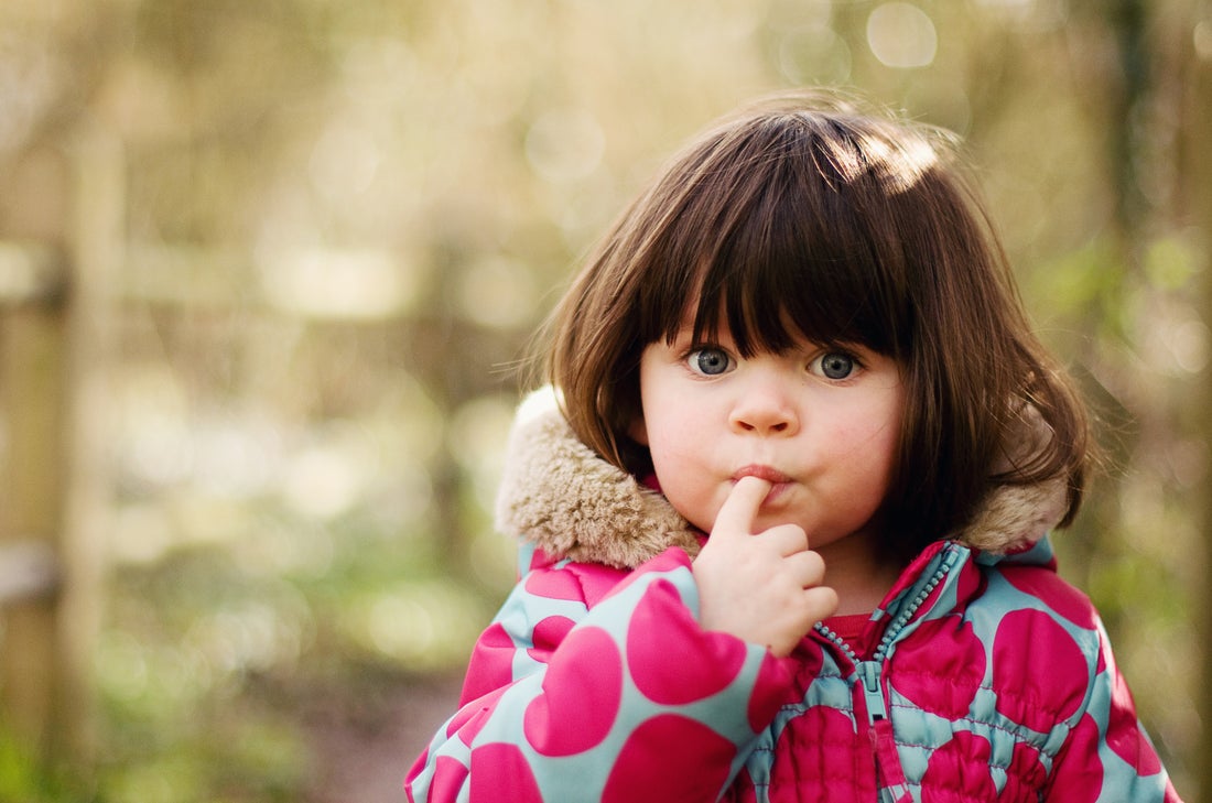 сосательный рефлекс, ребенок держит пальцы во рту