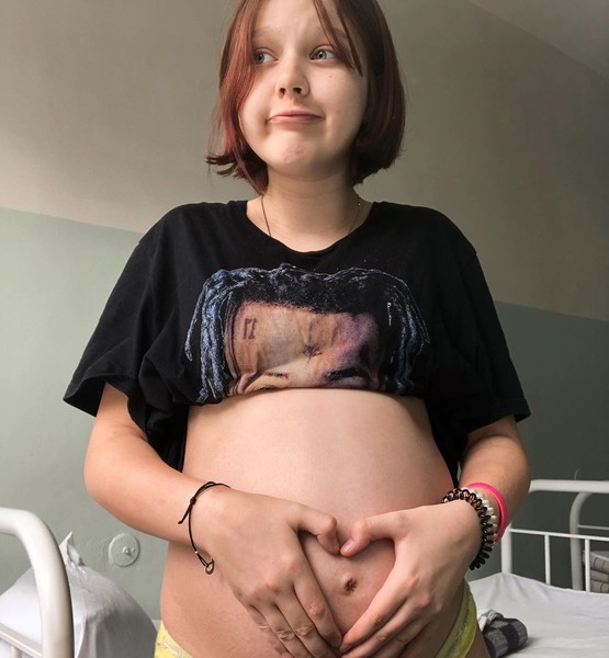 Дарья Суднишникова, забеременевшая в 13 лет, показала дочь