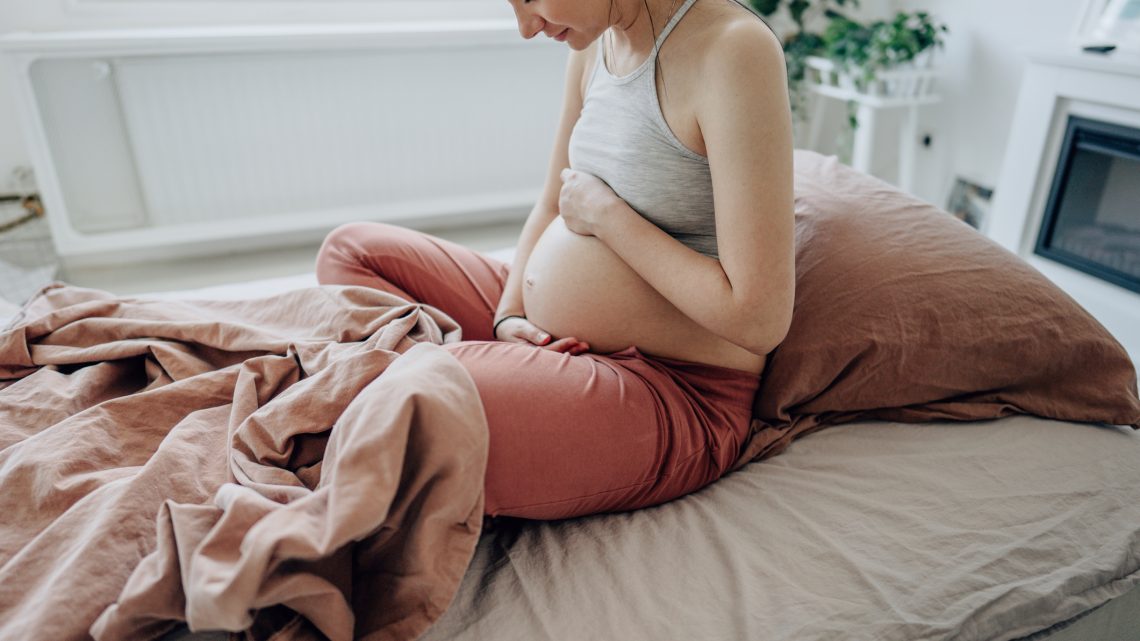 Болит живот во время беременности: нормально ли это — отвечает врач