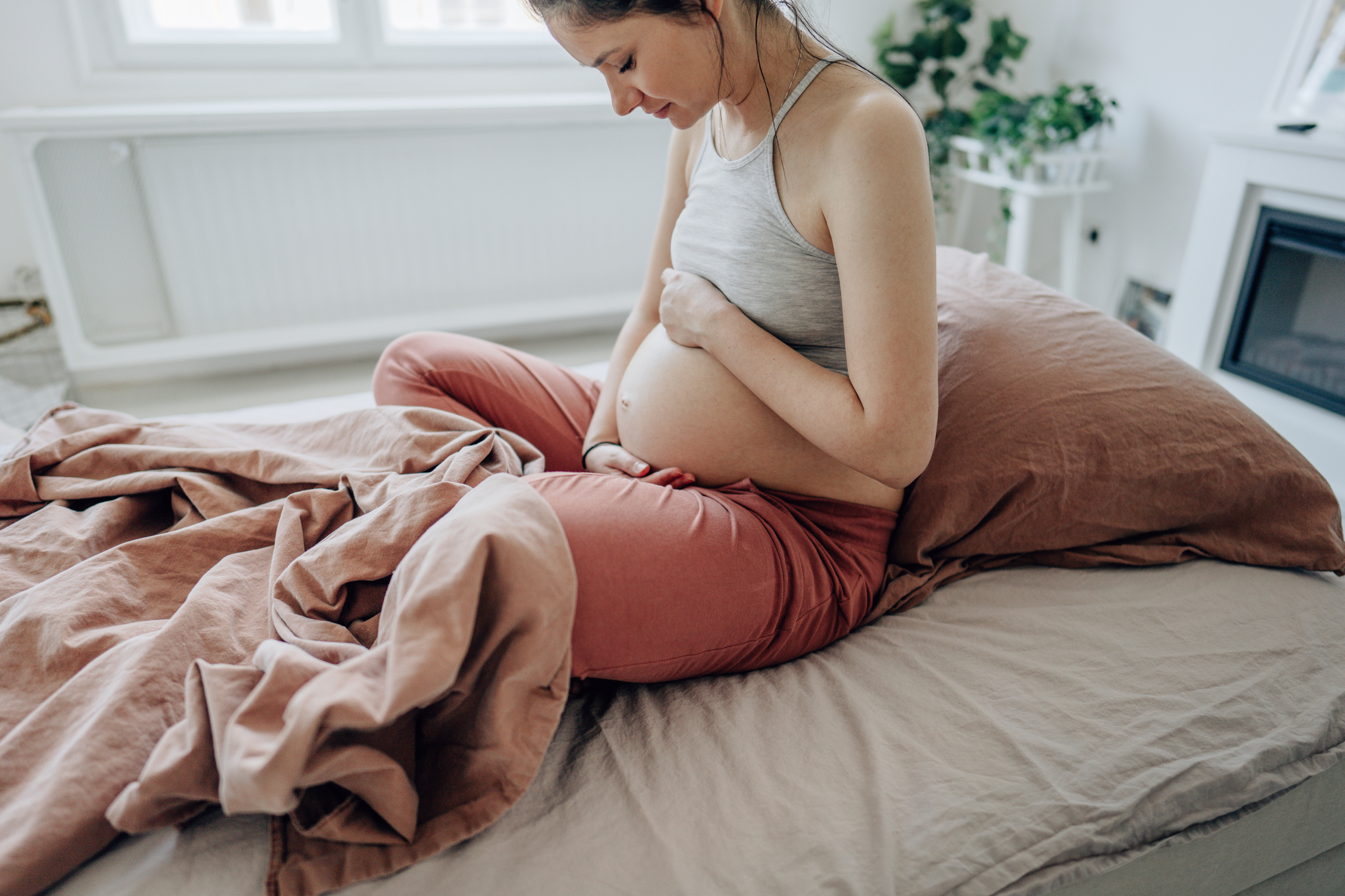 Фото №1 - Болит живот во время беременности: нормально ли это — отвечает врач
