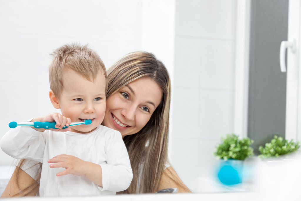 Фото №1 - Мультики и поющие щетки: 5 способов приучить малыша чистить зубы