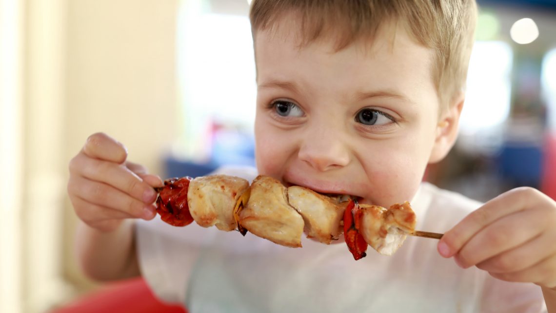 С пылу с жару: с какого возраста можно кормить детей шашлыком