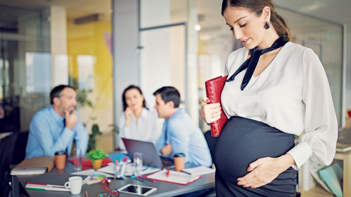 Нас спрашивают: «Можно ли работать во время больничного по беременности?»