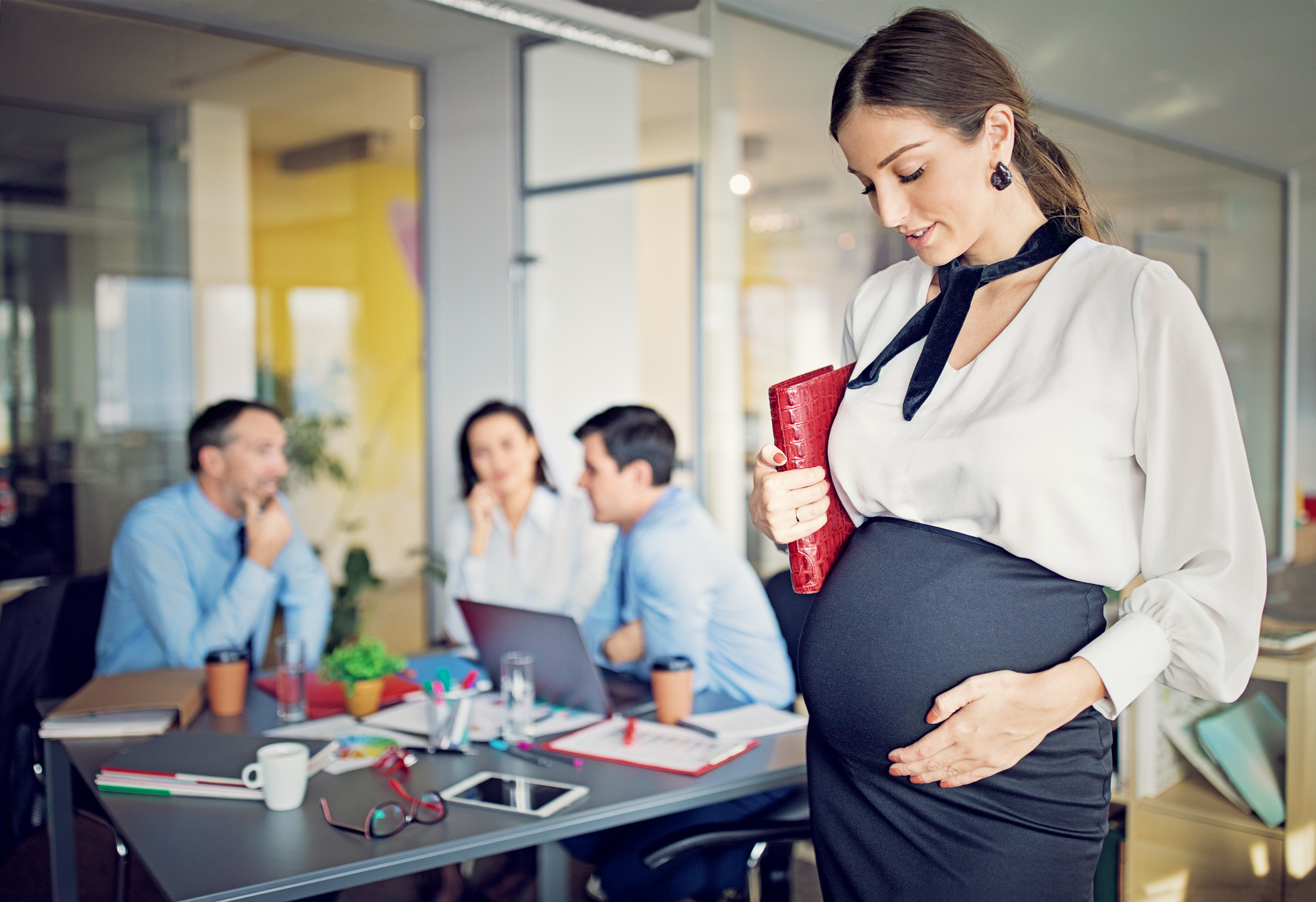 Можно ли работать во время больничного по беременности, можно ли получать зарплату и декретные выплаты, пособия, больничный по беременности и родам права беременной