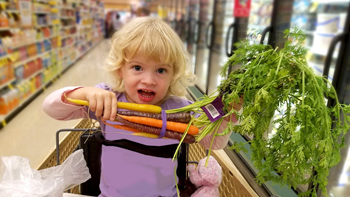 Вечный спор: можно ли сажать детей в тележки в супермаркетах