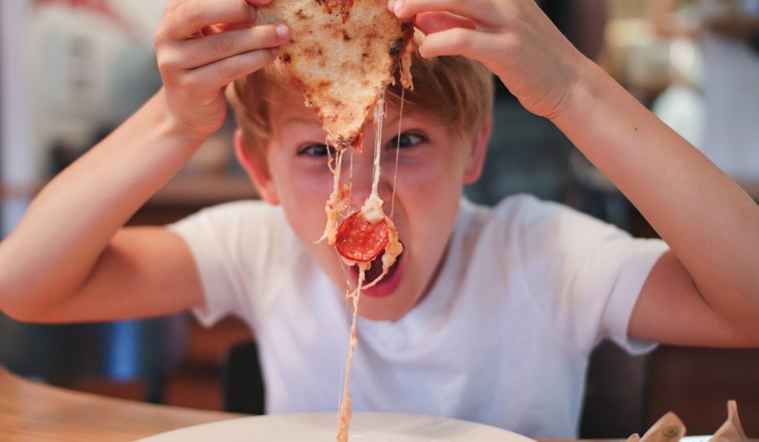 Культура питания: до какого возраста ребенку можно играть с едой