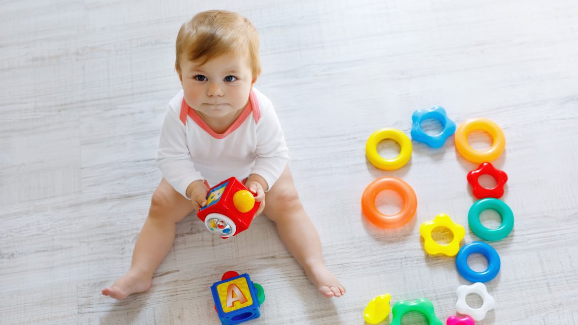 Психолог Богданова рассказала, как научить ребенка играть в одиночку