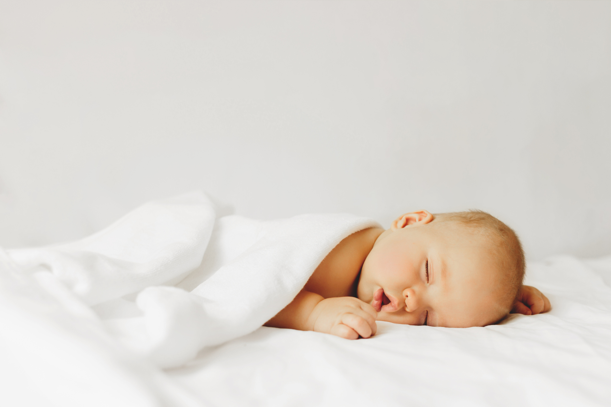 спать на животе, можно ли спать на животе, можно ли ребенку до года спать на животе, можно ли новорожденному спать на животе, безопасная поза для сна младенца