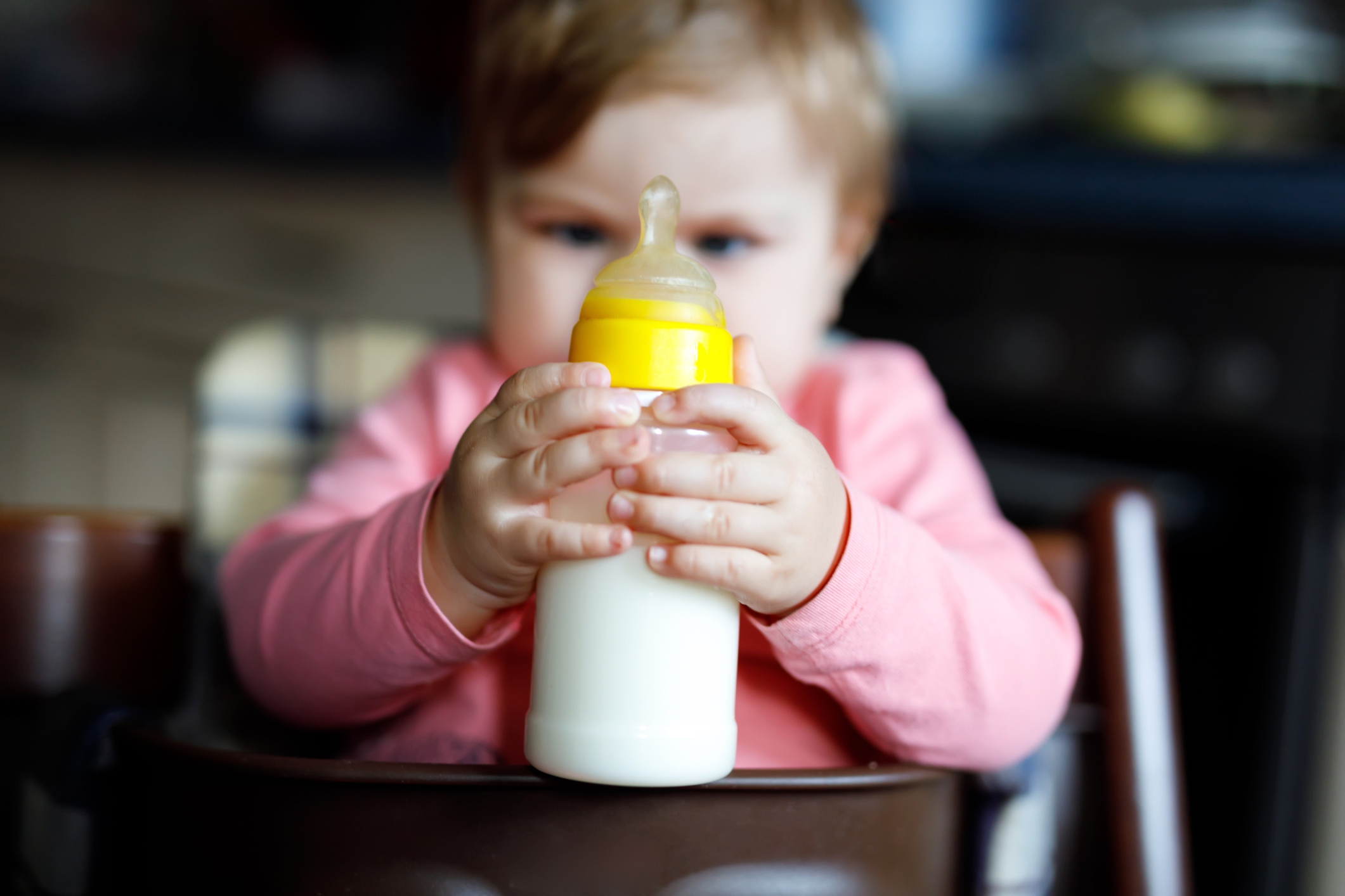 Можно ли кормить ребенка разными смесями, можно ли совмещать детские смеси, как переходить на другую смесь, детские смеси, можно ли смешивать разные детские смеси, не подходит детская смесь, аллергия на коровье молоко у детей