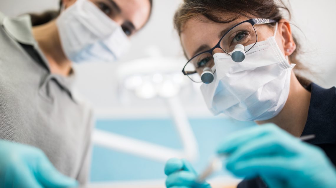 4 процедуры, которые стоматологи сами себе не делают, и вам не советуют