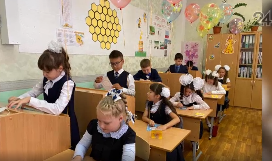 Фото №1 - В Казани школьников заставляли учиться стоя — как это скажется на их здоровье
