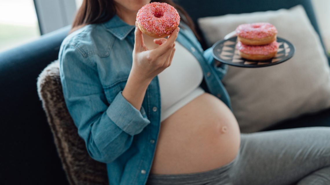 Не только лишний вес: 5 причин отказаться от сладкого во время беременности