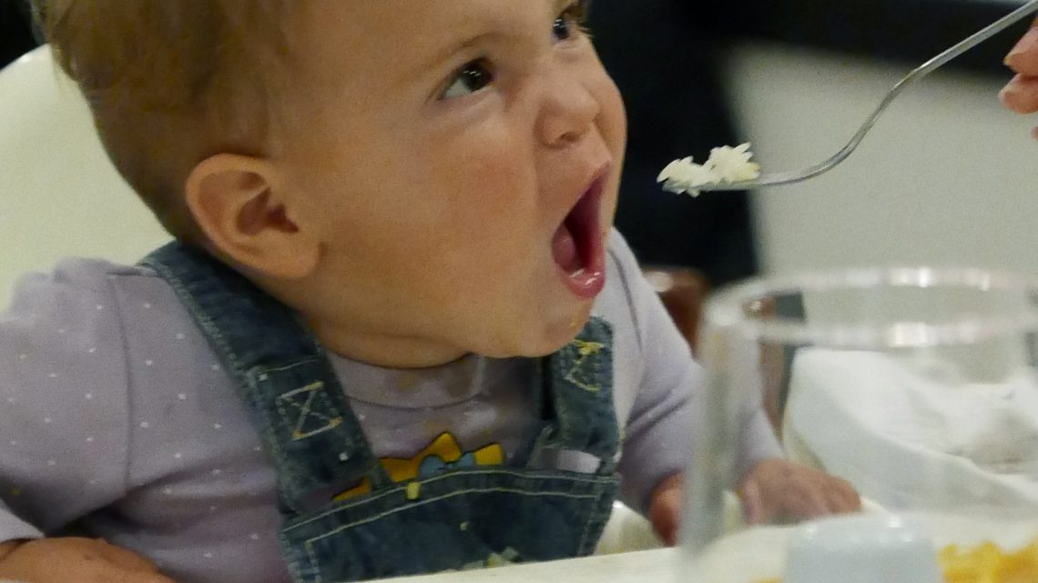 10 уморительных видео о том, как дети пытаются поесть