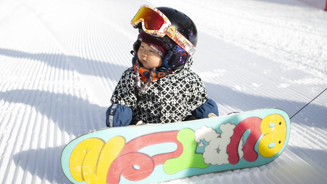 11-месячная девочка встала на сноуборд раньше, чем научилась ходить