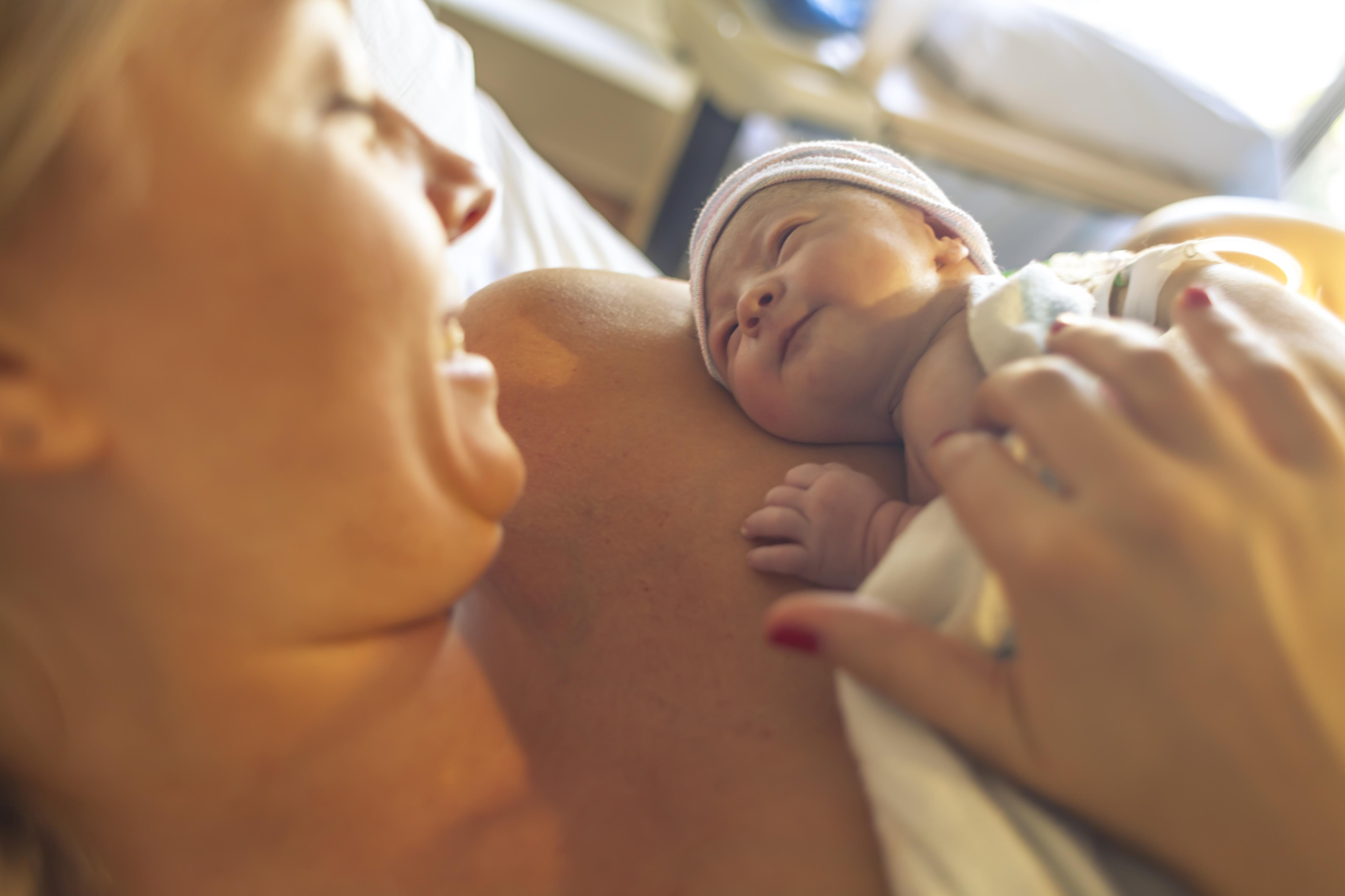 Фото №1 - «Договорилась с будущим ребенком о дате родов»: 10 невероятных историй мам