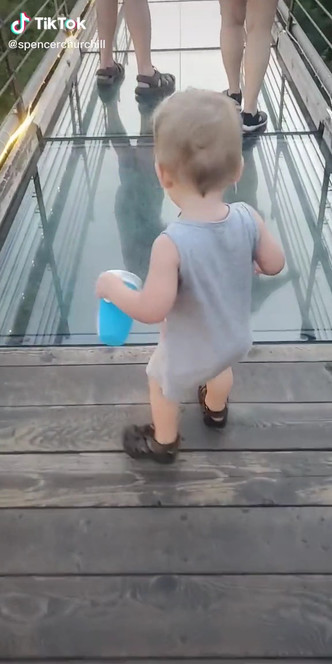 Фото №2 - Малыш попытался перейти пропасть по стеклянному мосту: видео на 16 млн просмотров