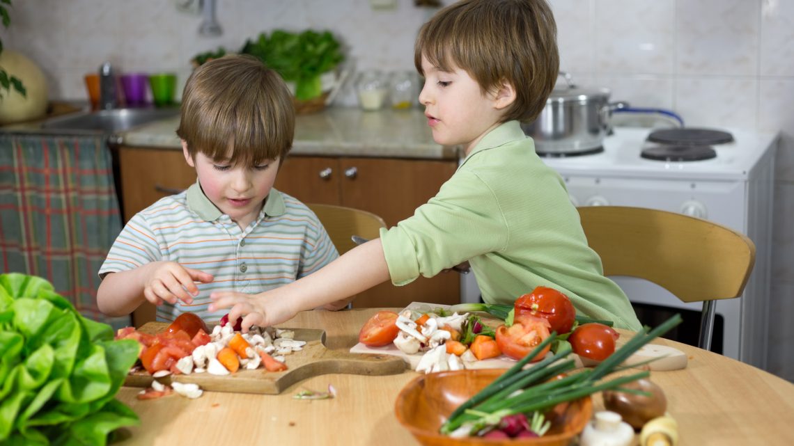 4 хитрости от шеф-повара, как накормить ребенка нелюбимой едой