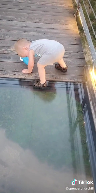 Фото №3 - Малыш попытался перейти пропасть по стеклянному мосту: видео на 16 млн просмотров