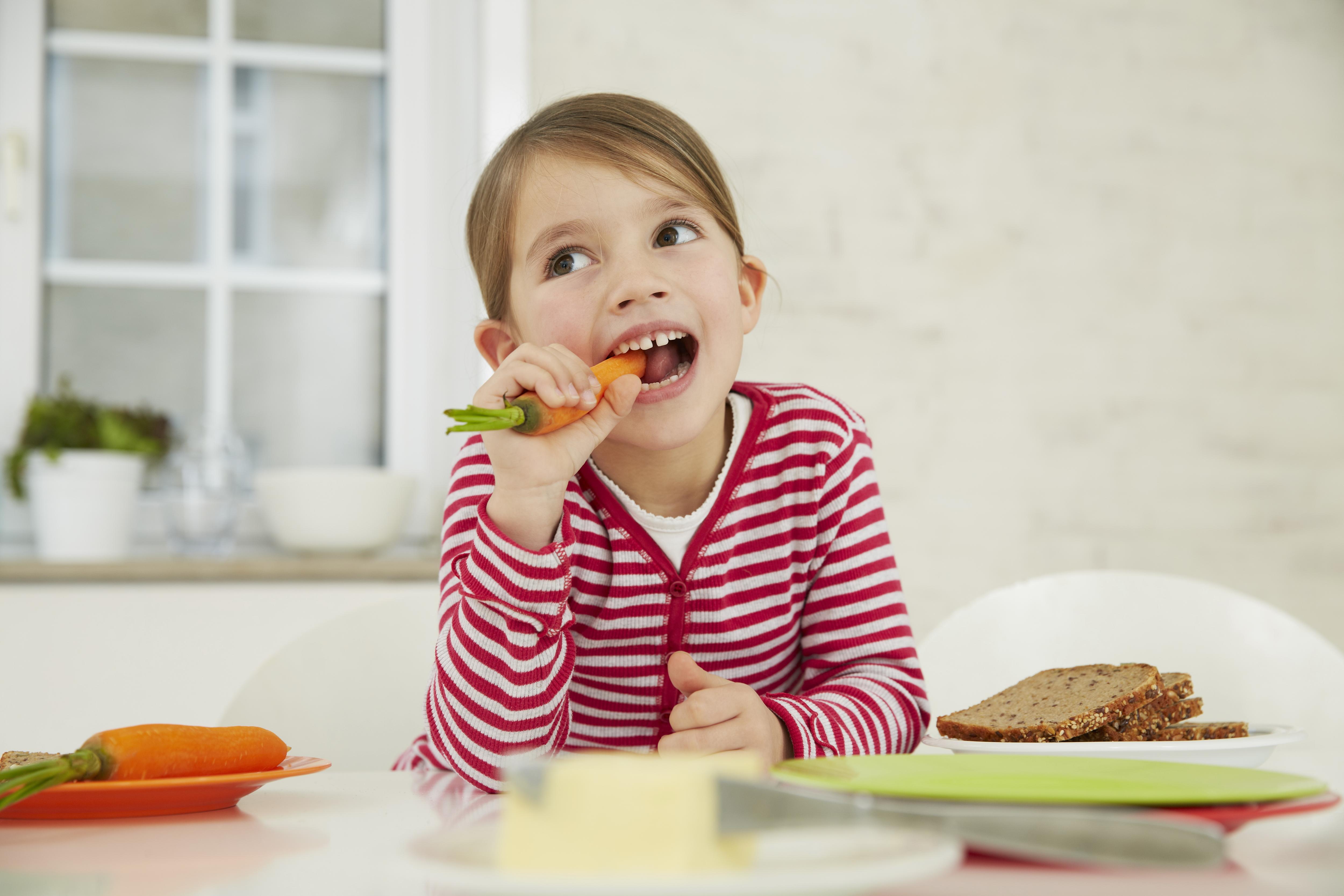 Врач назвал 10 обязательных продуктов для детского питания зимой