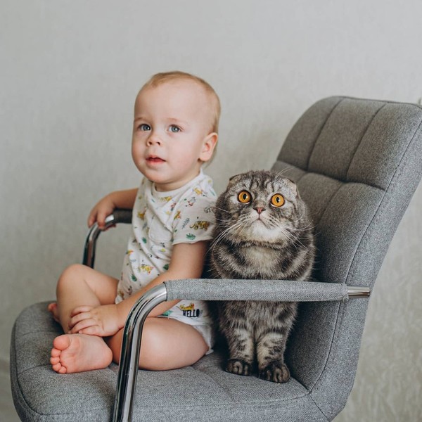 Дружба с пеленок: 30 мимишных фото детей с их котиками