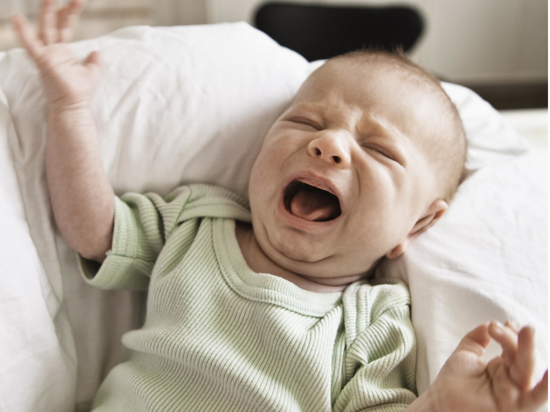 Почему ребенок часто вздрагивает во сне