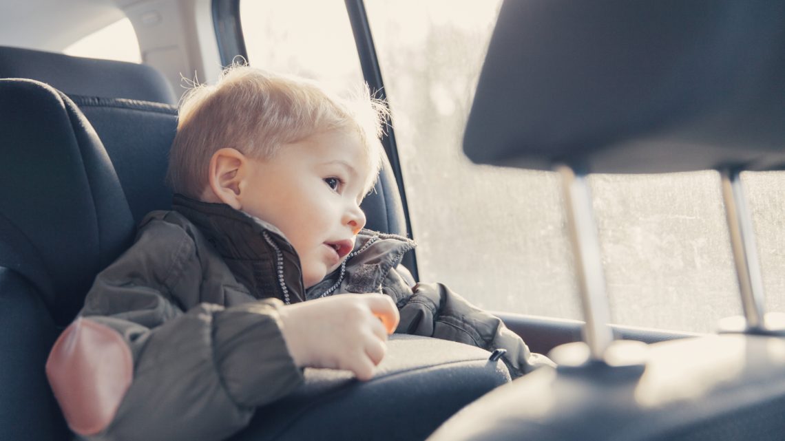 Застряли в пробке: 15 идей для игр с ребенком в машине