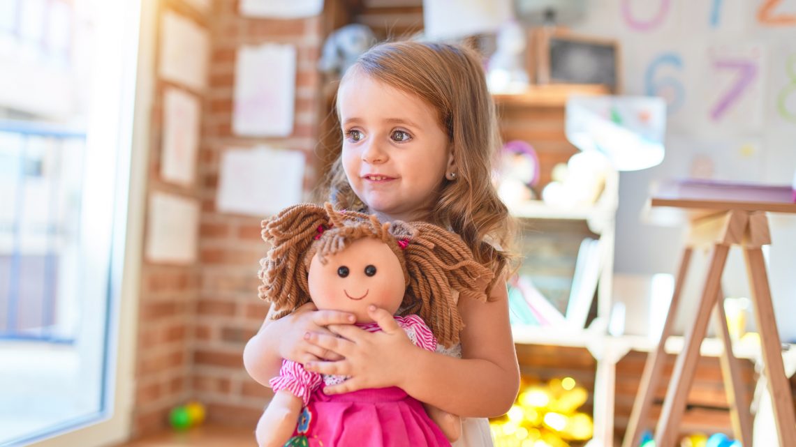 Ребенок раздаривает свои игрушки: 7 шагов, чтобы справиться с проблемой