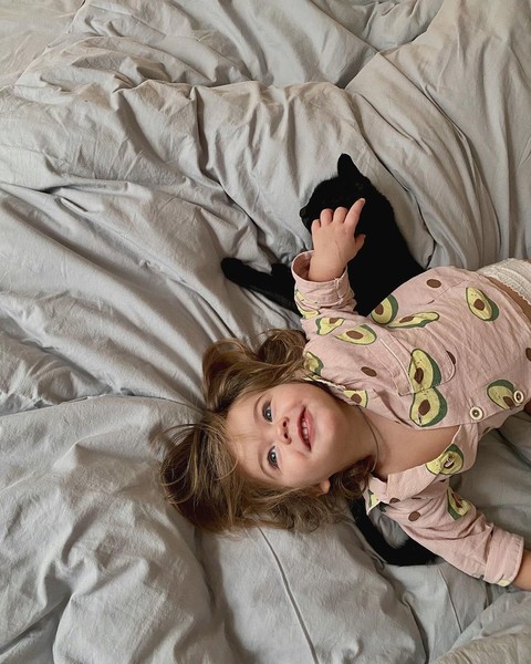 Дружба с пеленок: 30 мимишных фото детей с их котиками