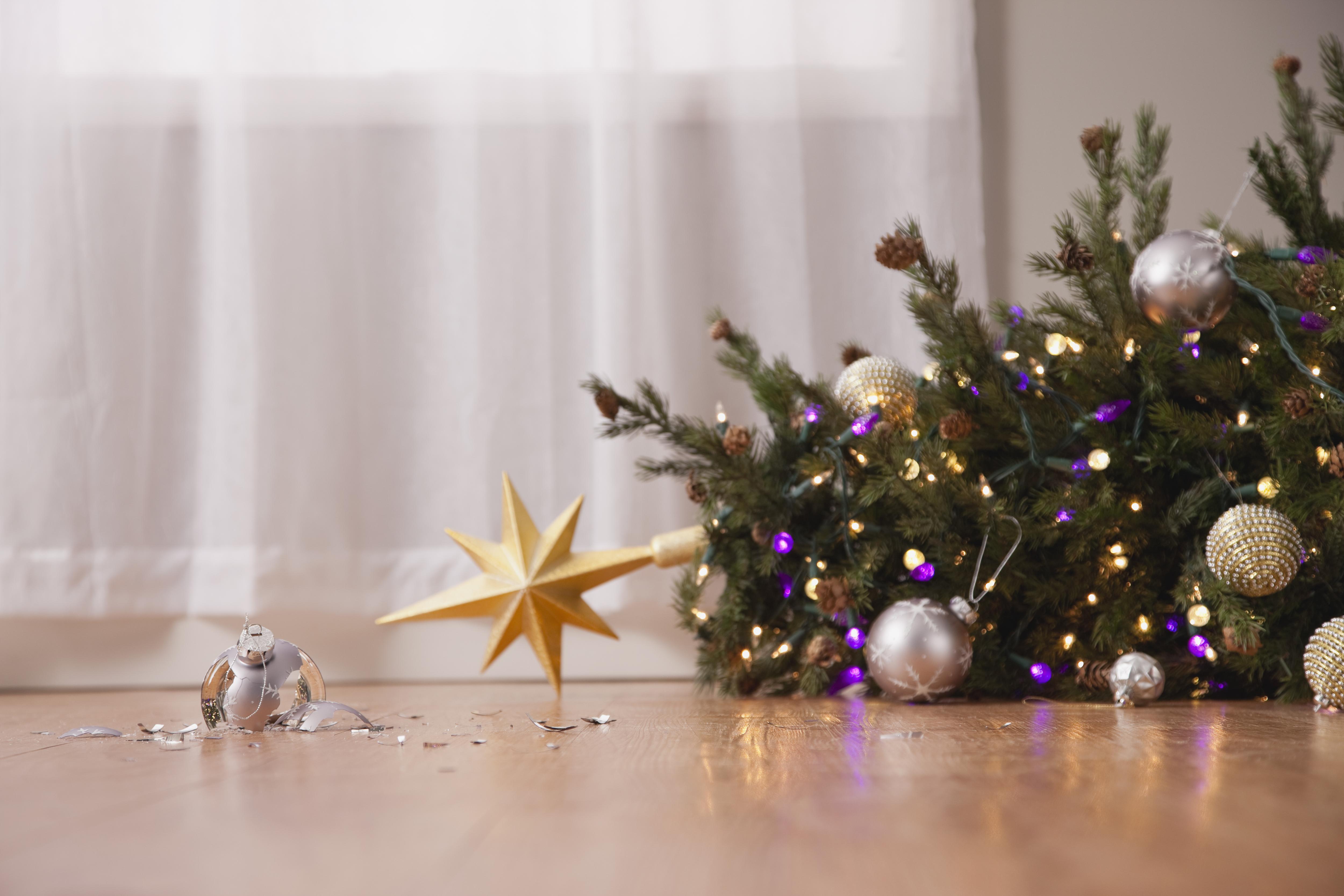 Фото №4 - Опасная елка и неадекватный Дед Мороз: как избежать происшествий в Новый год