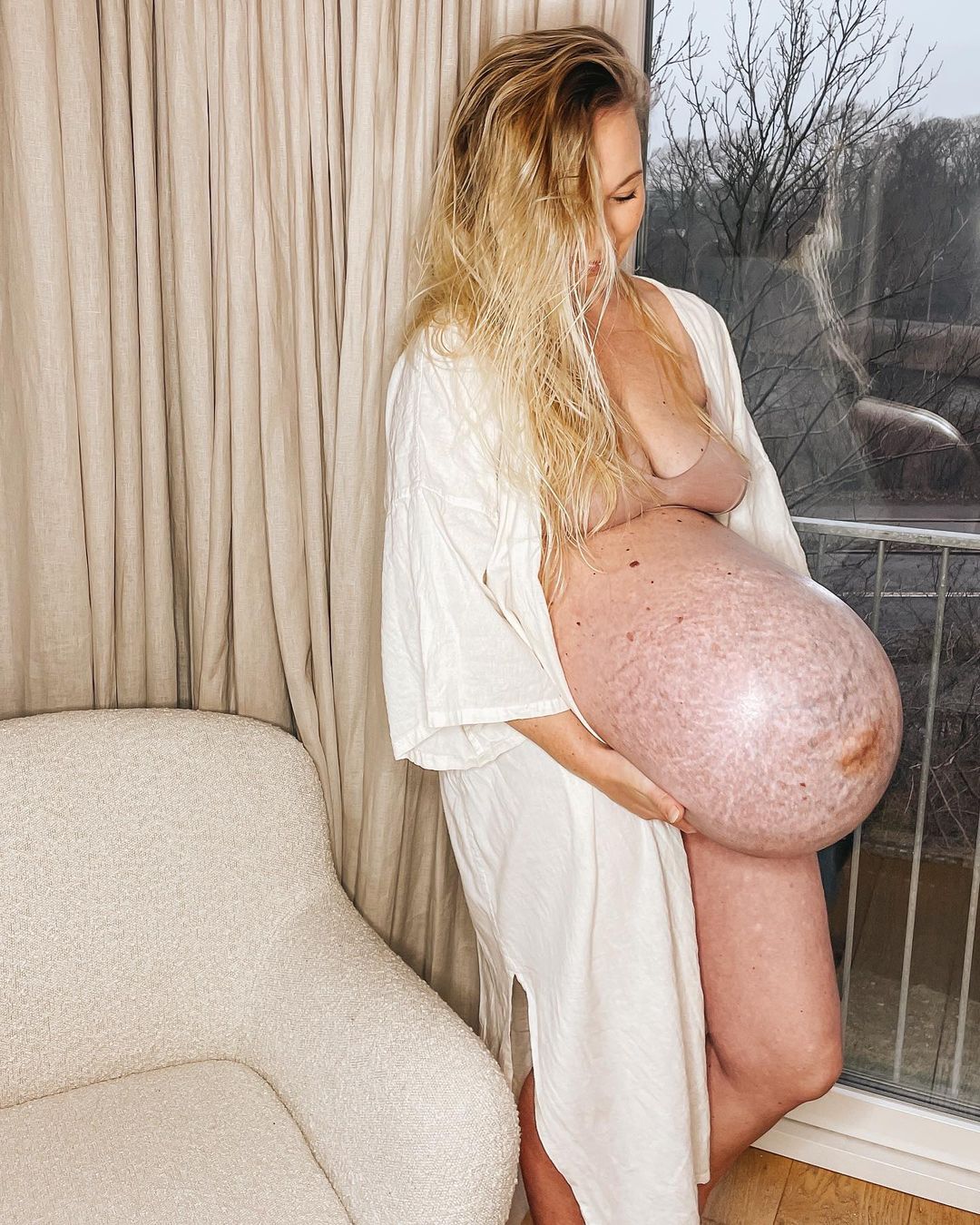 Фото №2 - Беременная прославилась в сети из-за огромного живота очень необычной формы