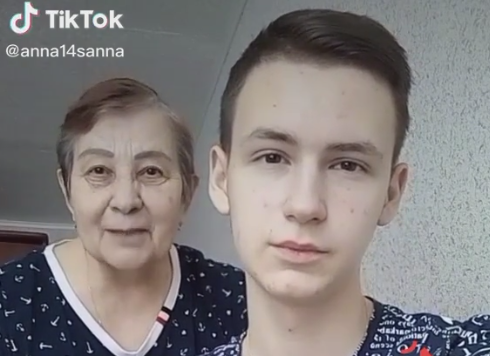 Фото №1 - «Не позорьтесь!» Бабушка отжигает в TikTok, чтобы заработать на учебу внука