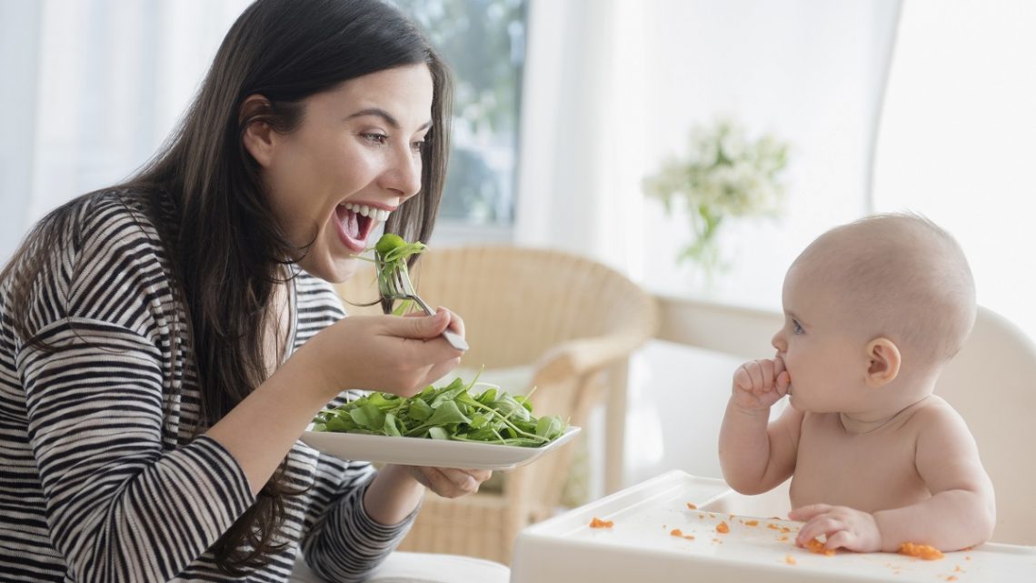Новое блюдо: каким салатом можно кормить ребенка в год