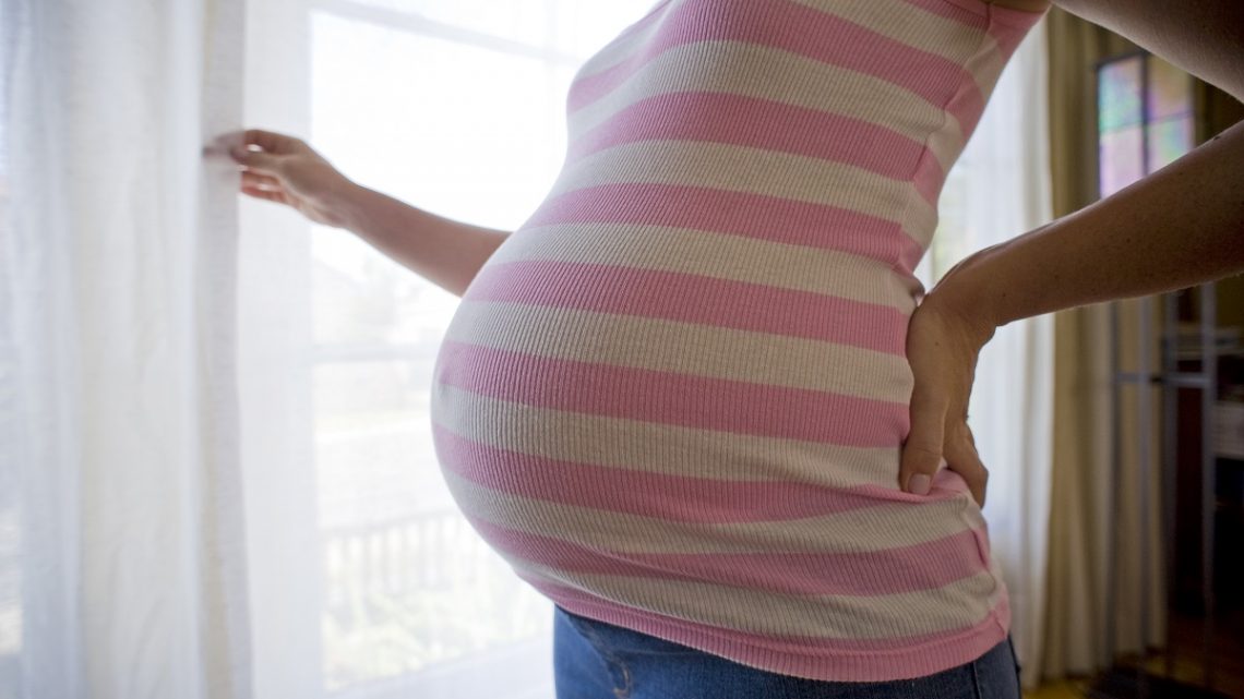 Уберечь позвоночник: 5 правил движения для беременных