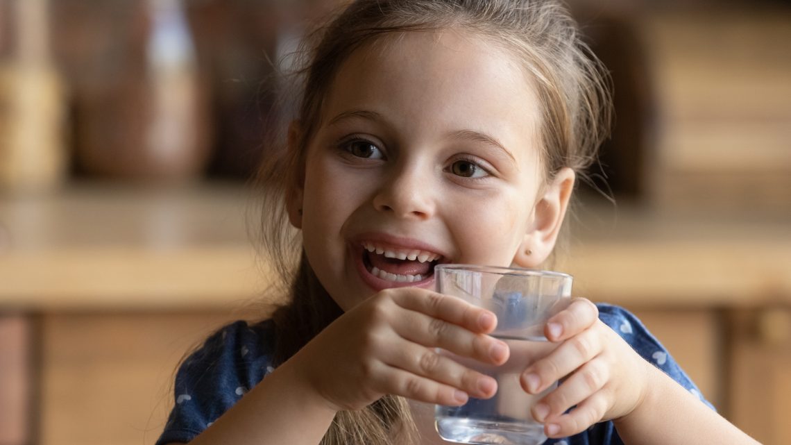 7 хитрых способов приучить вашего ребенка пить больше воды