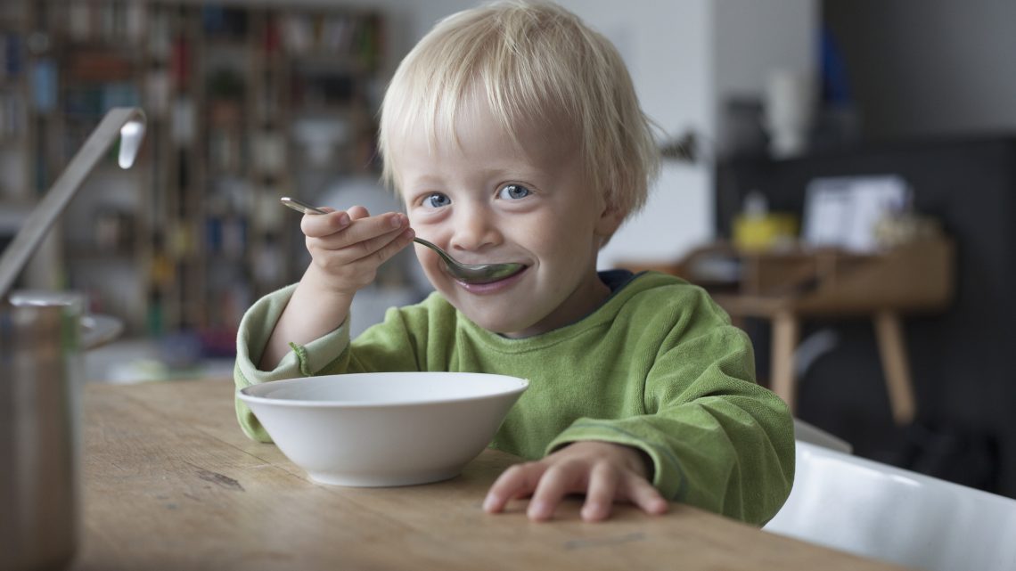 Диетолог рассказала, нужно ли кормить ребенка супом каждый день