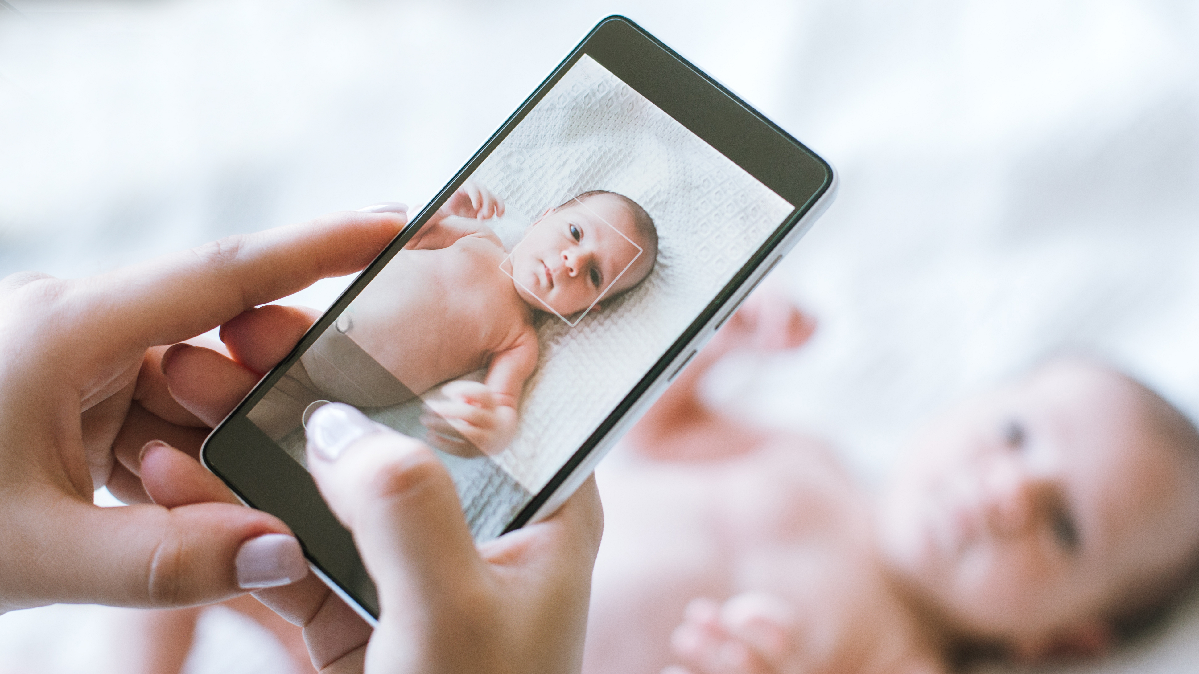 младенец и телефон, влияние смартфона на ребенка, польза или вред, как экран телефона влияет на восприятие мамы малышом