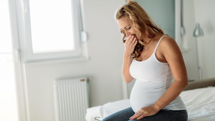 Что делать беременной, заболевшей ковидом перед родами — разъясняет врач